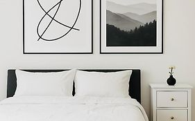 Otopeni Airport Apartment - Free Shuttle Included
